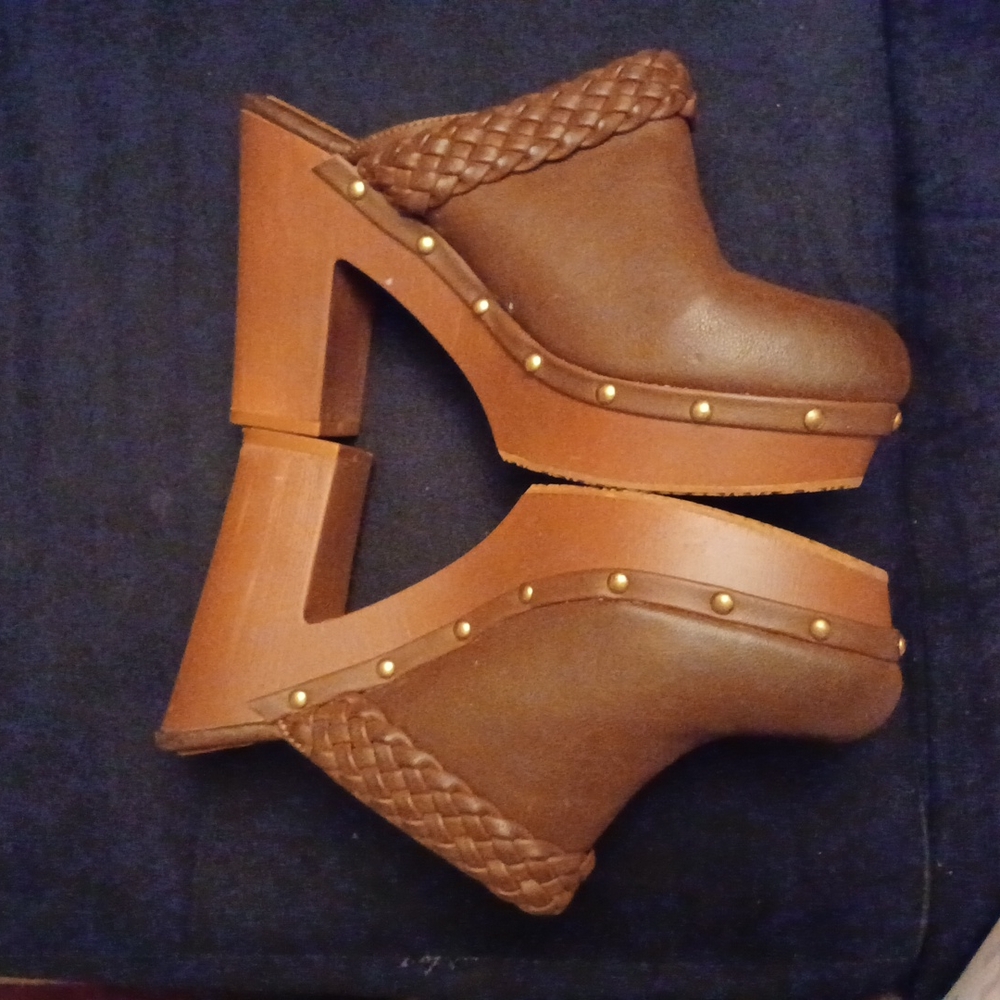 Shoes - Picture 2 of 8